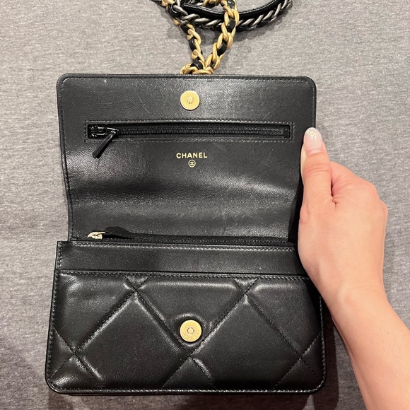 CHANEL - Picture 6 of 10